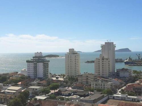 uma cidade com edifícios altos junto ao oceano em Flat 1506 - Studio duplo a 600m da Petrobras em Imbetiba em Macaé