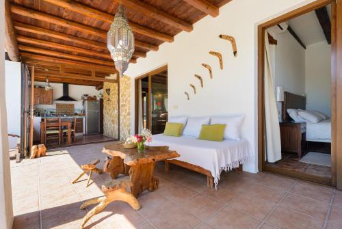 un dormitorio con una cama y una mesa en Villa Can Sans, en Cala San Vicente