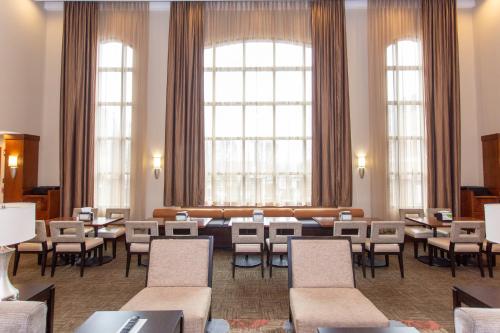 Staybridge Suites Bowling Green, an IHG Hotel tesisinde bir restoran veya yemek mekanı