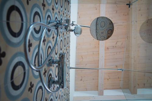 eine Dusche in einem Zimmer mit einer Holzwand in der Unterkunft Insapria, Caressa de mä in Bordighera