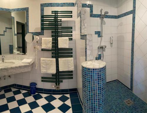 W łazience znajduje się prysznic i umywalka. w obiekcie Landgasthof zur Post w mieście Mitterdorf im Mürztal