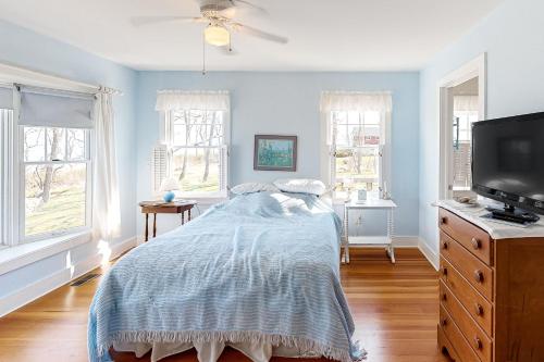 En eller flere senge i et værelse på North Fork Waterfront Gem