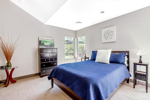 ein Schlafzimmer mit einem blauen Bett und einem Fenster in der Unterkunft Mosier Creek Place in Mosier