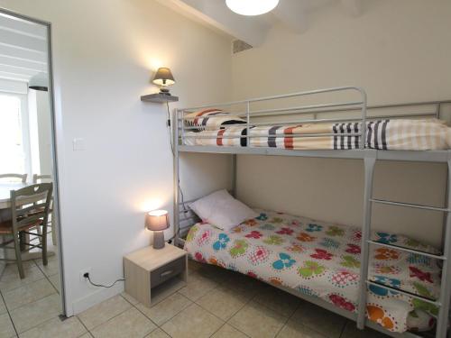 a bedroom with two bunk beds and a table at Gîte Chemillé-en-Anjou-Chemillé-Melay, 4 pièces, 6 personnes - FR-1-622-8 in Saint-Georges-du-Puy-de-la-Garde