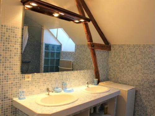 baño con 2 lavabos, espejo y aseo en Gîte Azerat, 4 pièces, 6 personnes - FR-1-616-138 en Azerat