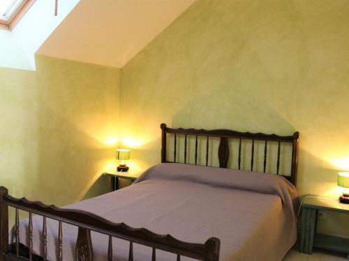 1 dormitorio con 1 cama con 2 mesas y 2 lámparas en Gîte Azerat, 4 pièces, 6 personnes - FR-1-616-138 en Azerat