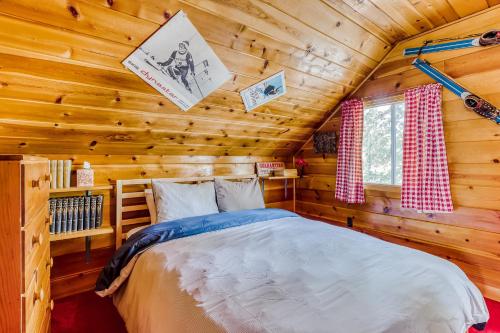 Postel nebo postele na pokoji v ubytování Sno-bird #8