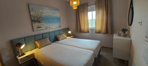 アルヴォルにあるCasa d'Alvorのベッドルーム(大きな白いベッド1台、窓付)