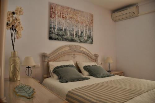 a bedroom with a bed and a painting on the wall at Casa del Botargo in Sant Carles de la Ràpita