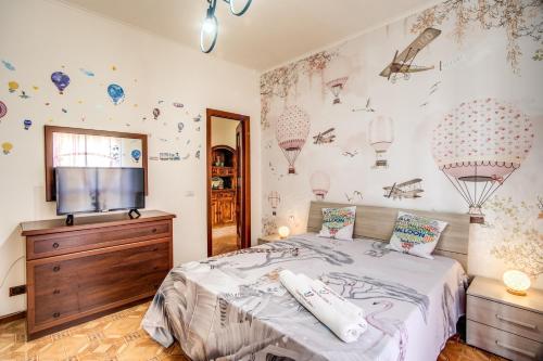 1 dormitorio con 1 cama con cómoda y TV en SWEET HOME LULLABY - free parking, en Passoscuro