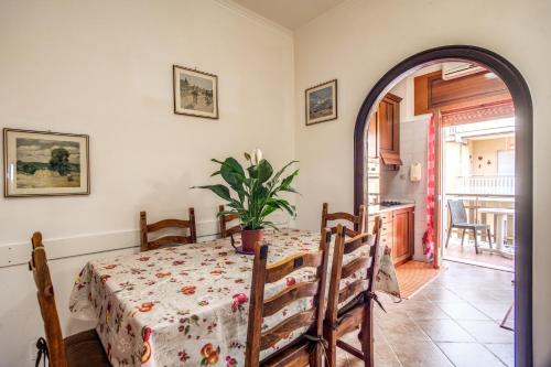 a dining room with a table and a kitchen at SWEET HOME LULLABY - free parking in Passoscuro