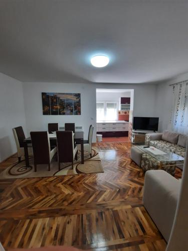 a living room with a table and a couch at Apartmani Milojić in Soko Banja