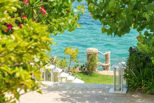 an aisle with chairs and the ocean in the background at Hotel Lido degli Scogli in Crotone