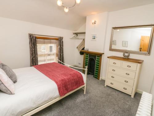 En eller flere senge i et værelse på Cloverleaf Cottage