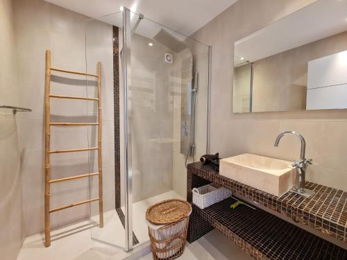 une salle de bain avec un lavabo et une douche dans l'établissement Western Cannes - Panoramic View, à Cannes