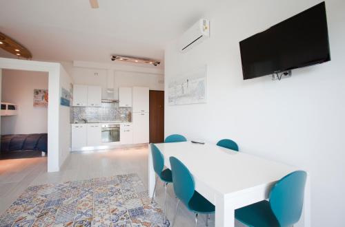 Surf and Windsurfer House Anzioにあるキッチンまたは簡易キッチン