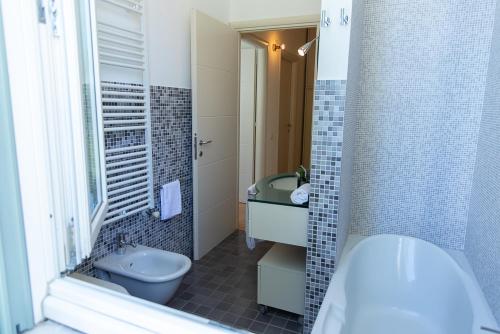 Kúpeľňa v ubytovaní Zara D'Amare a Pesaro 10 metri dalla spiaggia by Yohome