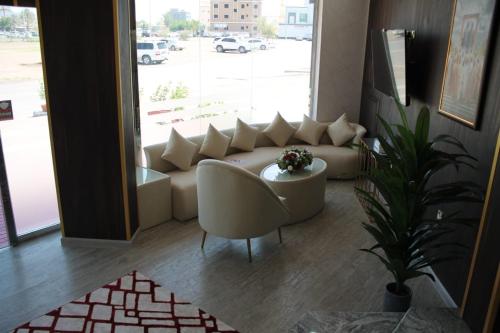 sala de estar con sofá y mesa en AL MARSA HOTEL APARTMENTS, en Khor Fakkan