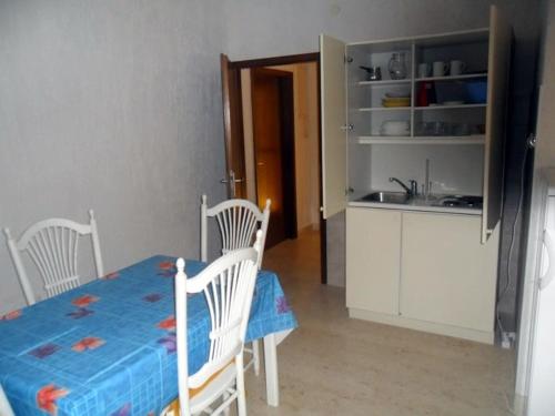 a room with a table and chairs and a kitchen at Apartment in Palit with sea view, balcony, Wi-Fi (4606-2) in Mundanije