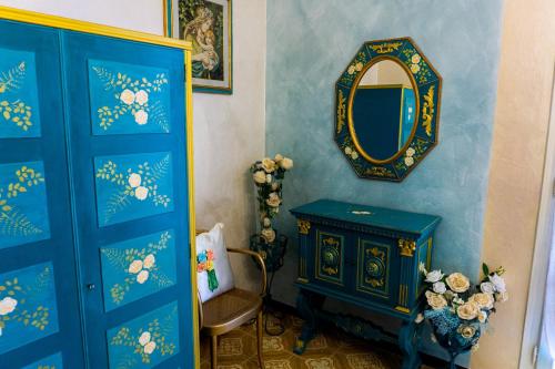 a room with a blue cabinet and a mirror at Bellavista Versilia in Pietrasanta