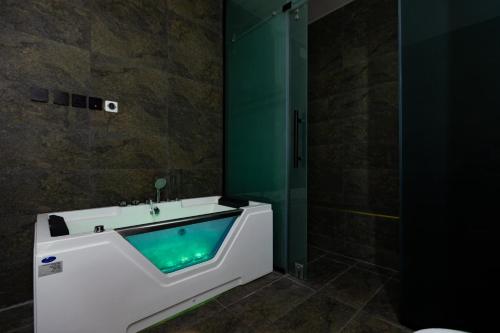 Et badeværelse på الأيبنوس EBONyشالية فندقي بصالة سينما ومسبح بجهاز تدفئة