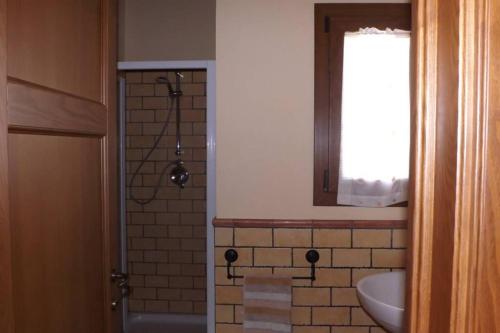 een badkamer met een wastafel, een spiegel en een douche bij La villetta sul Golfo Stella - Capoliveri in Casa Morcone