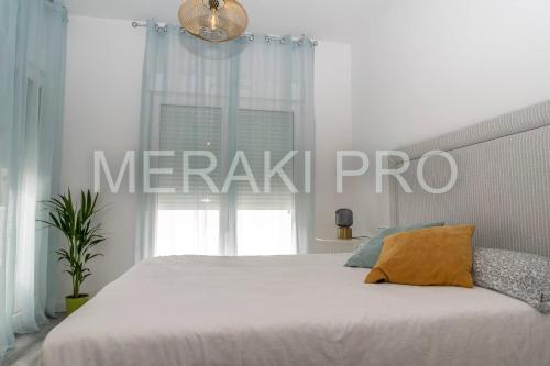 Posteľ alebo postele v izbe v ubytovaní Playa Granada, Piso En Urbanizacion Nueva 6 Pax Beach, Golf, Ski,sun