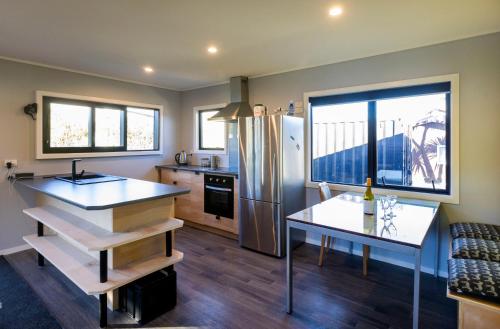 uma cozinha com um frigorífico e uma mesa em Scott Base - National Park Holiday Home em National Park