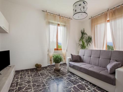 een woonkamer met een bank en een tv bij Belvilla by OYO CASA OLMI in Borgo San Lorenzo