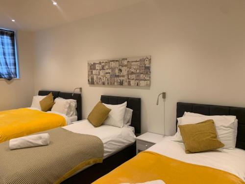 Kama o mga kama sa kuwarto sa Spacious 1 Bed Luxury St Albans Apartment - Free WiFi