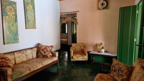 a living room with a couch and two chairs at Chacara bica dágua in Pirenópolis