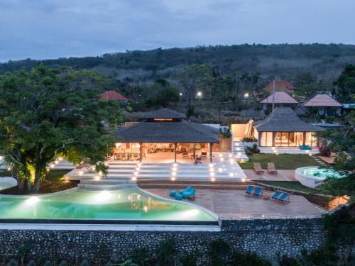 an image of a pool at a resort at night at Villa Victoria Nusa Penida in Nusa Penida