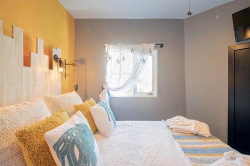 Una cama o camas en una habitación de Sol-O-Cien Condo No Check Out Chores