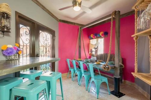 Un lugar para sentarse en Sol-O-Cien Condo No Check Out Chores