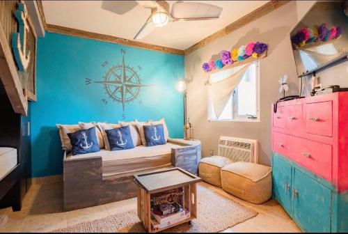 Un lugar para sentarse en Sol-O-Cien Condo No Check Out Chores
