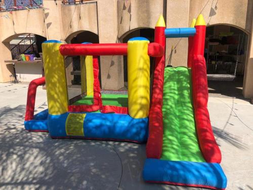 Zona de juegos infantil en Sol-O-Cien Condo No Check Out Chores