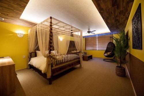 een slaapkamer met een hemelbed in een kamer bij Homm Stay Nagi Sanjo Kyoto By Banyan Group in Kyoto
