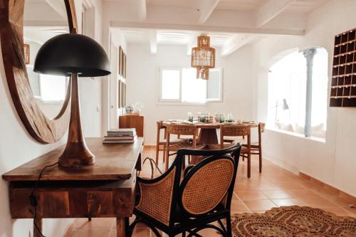 Habitación con escritorio y mesa con espejo. en Catalina Beach House by Cassai, en Colonia de Sant Jordi