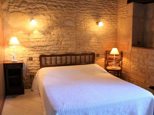 een slaapkamer met een wit bed en 2 lampen bij Gîte Salignac-Eyvigues, 4 pièces, 6 personnes - FR-1-616-88 in Salignac Eyvigues