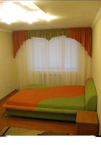 una camera da letto con un grande letto e una finestra di Центральная часть, пр. Александра Поля 84 a Dnipro
