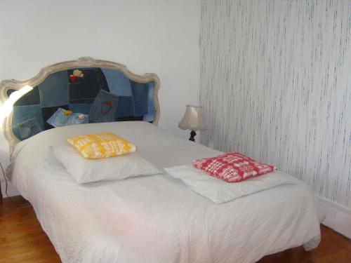 - une chambre avec un lit et 2 oreillers dans l'établissement gite du vieux tilleul, à Fère-en-Tardenois