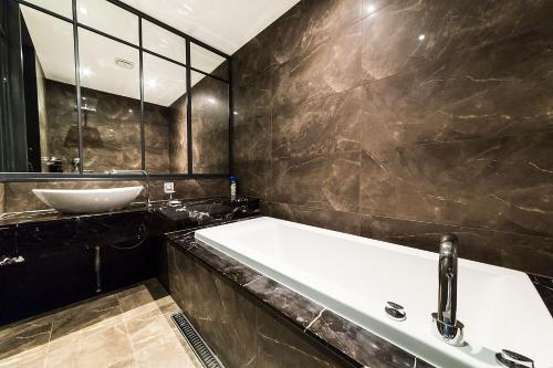 Ein Badezimmer in der Unterkunft Roseto Hotel