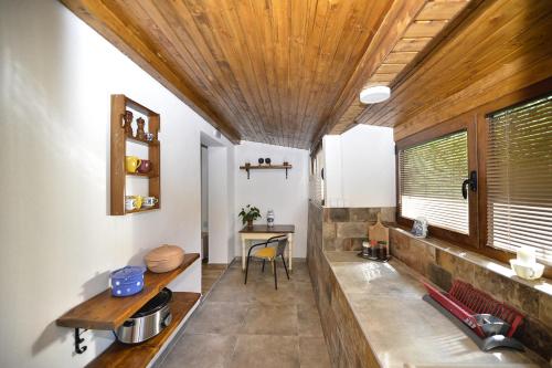 een keuken met een houten plafond en een tafel bij BeBop Apartman in Kotor