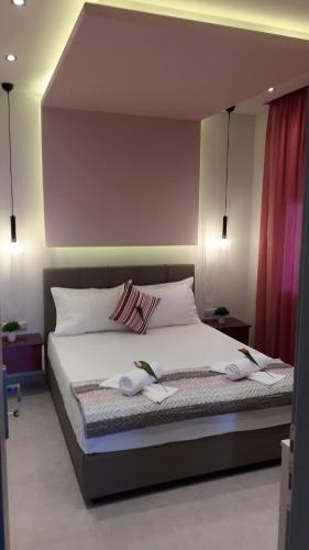 Una cama o camas en una habitación de HOUSE DILENA TSIMTSIRI Luxury Apartment 2