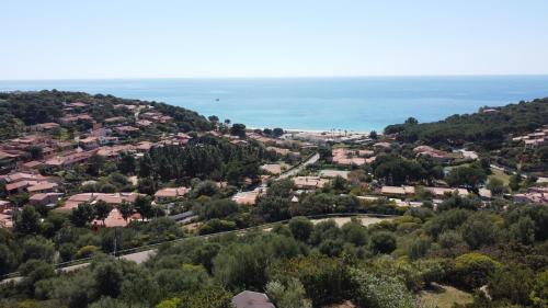 una vista aerea di una città con l'oceano di Villino Mari Pintau Best Vacation Ever a Geremèas
