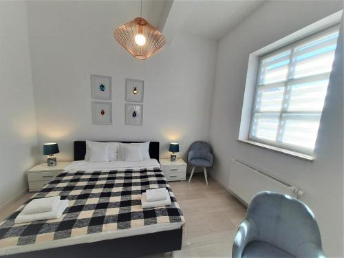 Ένα ή περισσότερα κρεβάτια σε δωμάτιο στο Apartamenty Jantar