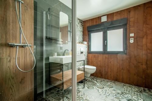 une salle de bain avec une douche, un lavabo et des toilettes dans l'établissement Le Refuge, à Gérardmer