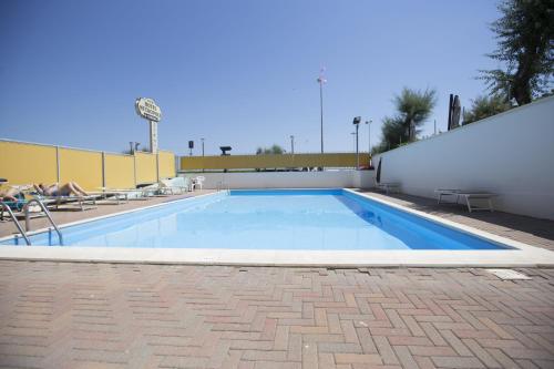 Piscina a Hotel Metropole o a prop