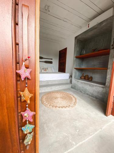 a room with a bed and a door with stars at Villa Siriguela in Icaraí