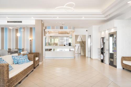a living room with a couch and a table at Amalfi smart Rooms & Apartments - Ideale per Ragazzi in Riccione